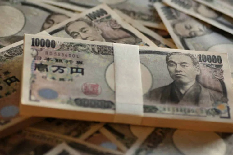 
	Ienes: &iacute;ndice Nikkei anulou todas as suas perdas para fechar em alta de 1,22%, depois que a Kyodo News noticiou que o governo ir&aacute; avaliar a redu&ccedil;&atilde;o dos impostos corporativos
 (Yuriko Nakao)