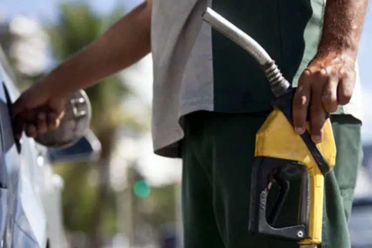 Frentista abastasse carro em um posto de gasolina da Petrobras no Rio de Janeiro (Dado Galdieri/Bloomberg)