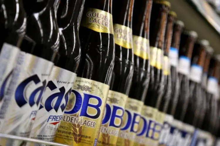 
	Garrafas de cerveja da Oriental Brewery em supermercado na Coreia do Sul: de acordo com a AB InBev, a cervejaria ser&aacute; patrocinadora oficial da Copa do Mundo de 2014 no Brasil
 (SeongJoon Cho/Bloomberg)