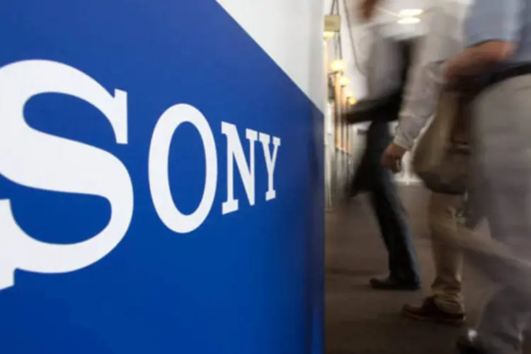 Acionistas passam por um logo da Sony enquanto chegam para a reunião anual da companhia em Tóquio, no Japão (Noriyuki Aida/Bloomberg)