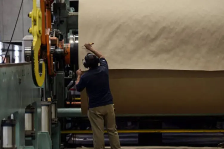 Trabalhador em uma fábrica de papel reciclado da Klabin em Piracicaba, São Paulo (Paulo Fridman/Bloomberg)