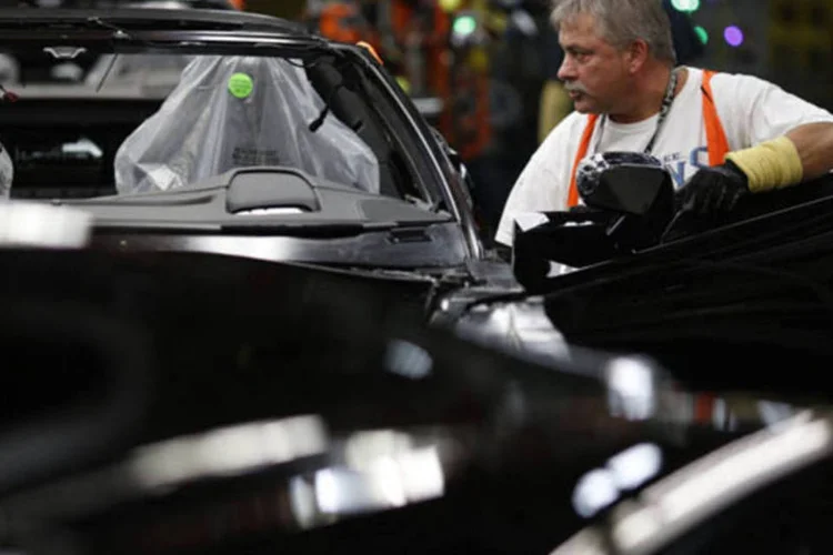 
	Trabalhadores na linha de produ&ccedil;&atilde;o da Chevrolet na f&aacute;brica da GM em Bowling Green, Kentucky
 (Luke Sharrett/Bloomberg)