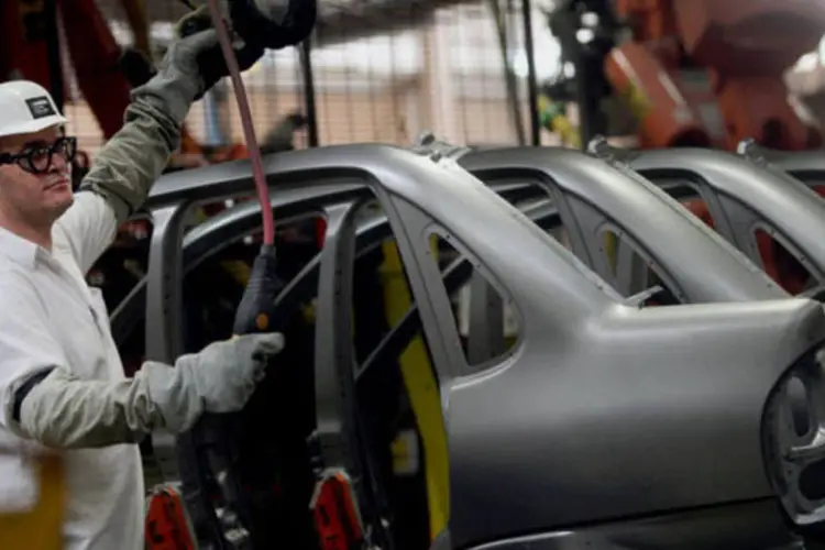Soldador trabalha na linha de montagem da fábrica da General Motors (GM) em São Caetano do Sul, em São Paulo (Dado Galdieri/Bloomberg)
