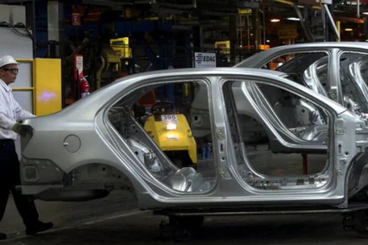 
	Funcion&aacute;rio trabalha na linha de montagem da f&aacute;brica da General Motors: mecanismo de igni&ccedil;&atilde;o defeituoso est&aacute; ligado a ao menos 13 mortes e ao recall de 2,6 milh&otilde;es de ve&iacute;culos da GM
 (Dado Galdieri/Bloomberg)