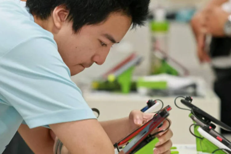 Consumidor testa um smartphone  Butterfly S da HTC em uma das lojas da companhia em Taipei, Taiwan (Maurice Tsai/Bloomberg)