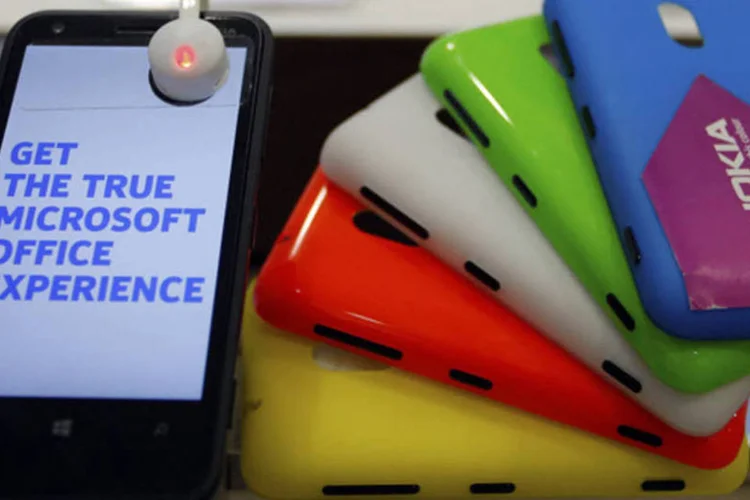 
	Smartphones da Nokia: fus&atilde;o faria parte de uma estrat&eacute;gia de crescer ap&oacute;s a venda de seu neg&oacute;cio de celulares para a Microsoft
 (Paul Thomas/Bloomberg)