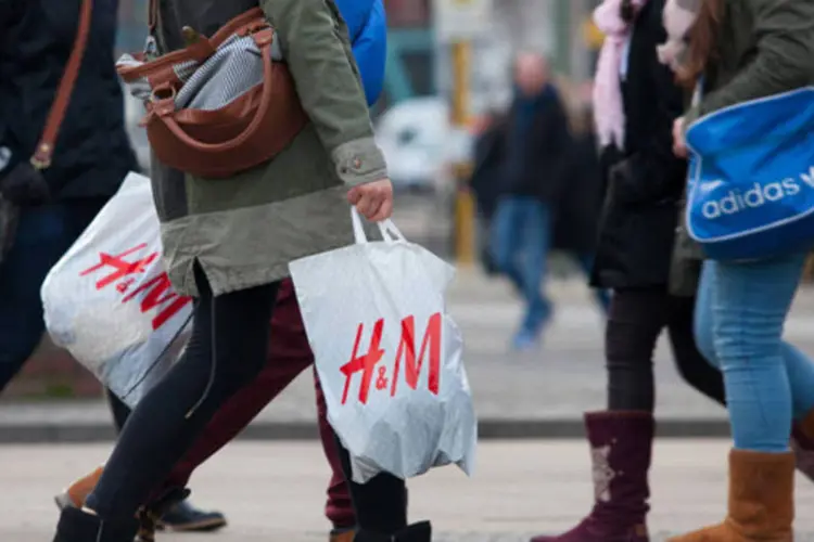 
	Consumidora com sacolas da Hennes &amp; Mauritz ( H&amp;M) em Berlim, na Alemanha
 (Krisztian Bocsi/Bloomberg)