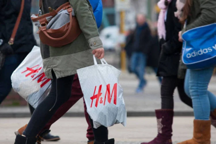 
	Consumidora com sacolas da H&amp;M: lan&ccedil;amento de nova marca at&eacute; 2017
 (Krisztian Bocsi/Bloomberg)