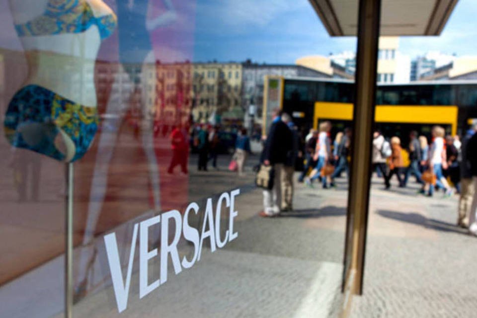 Ações da Capri sobem 7% com possível venda da Versace à Prada