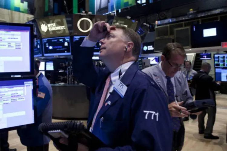 
	Operador na Bolsa de Valores de Nova York (NYSE):&nbsp;Dow Jones recuou 4,4% e o S&amp;P 500 perdeu 3,1% em Agosto
 (Jin Lee/Bloomberg)