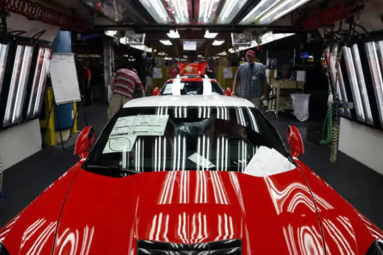Trabalhadores na linha de produção do Chevrolet Corvette Stingray 2014 na fábrica da General Motors em Bowling Green, Kentucky  (Luke Sharrett/Bloomberg)