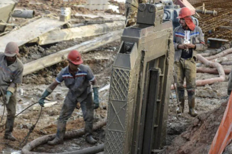 
	Trabalhadores na constru&ccedil;&atilde;o: Mills dever&aacute; usar R$ 25 milh&otilde;es em edifica&ccedil;&otilde;es e R$ 169 milh&otilde;es em loca&ccedil;&atilde;o
 (Paulo Fridman/Bloomberg)
