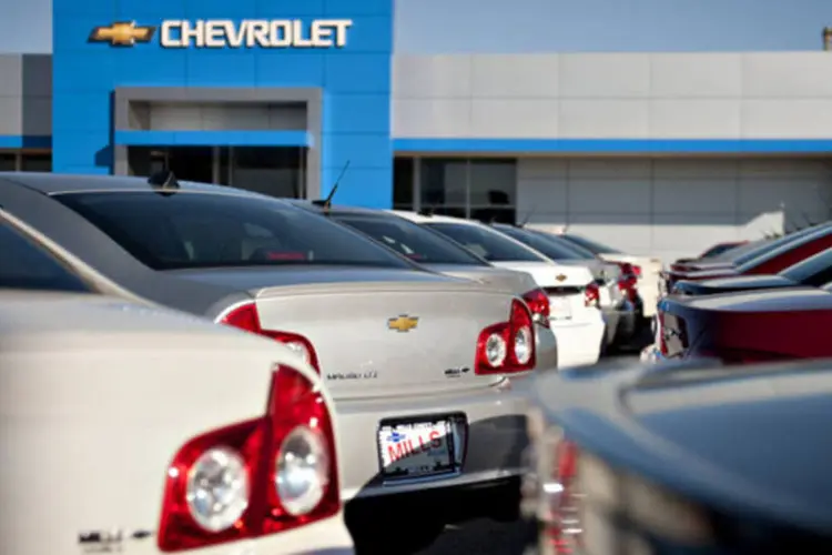 Sedãs Cruze e Malibu estacionados em uma concessionária da Chevrolet em Moline, Illinois (Daniel Acker/Bloomberg)