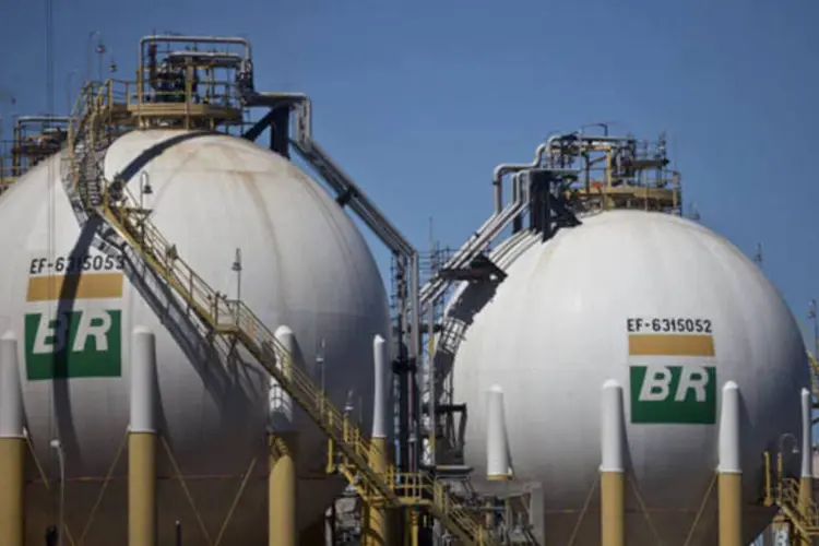 Tanques de armazenagem de gás natural da Petrobras, na Baia do Guanabara (Dado Galdieri/Bloomberg/Bloomberg)
