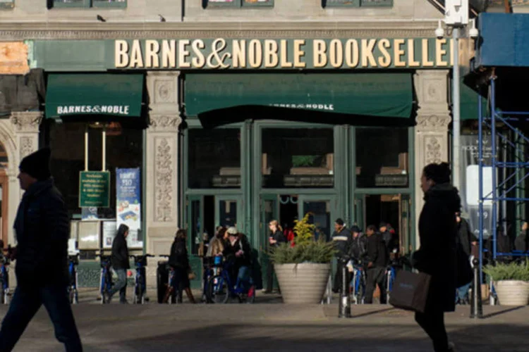 Pedestres passam em frente a uma loja da Barnes & Noble em Nova York, nos Estados Unidos (Craig Warga/Bloomberg)