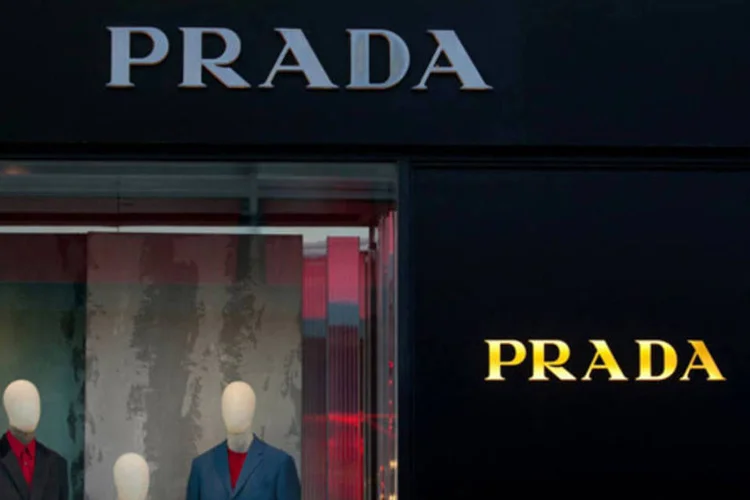 Manequins em exposição em uma loja da marca de roupas de luxo Prada em Dusseldorf, na Alemanha (Krisztian Bocsi/Bloomberg)
