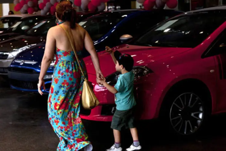 
	Consumidora olha carros em uma concession&aacute;ria da Fiat no Rio de Janeiro
 (Dado Galdieri/Bloomberg)