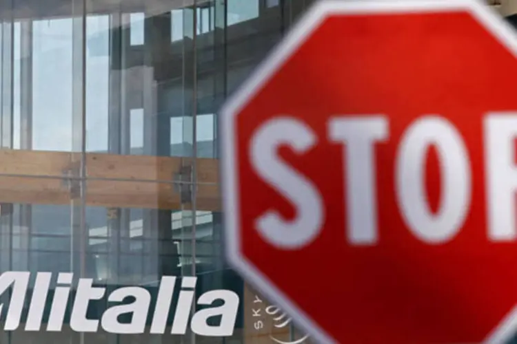 Placa de pare em frente a sede da Alitalia no aeroporto Fiumicino, em Roma, na Itália (Marc Hill/Bloomberg)