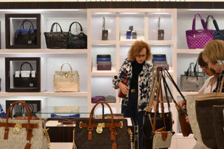 
	Compras: os consumidores est&atilde;o um pouco pessimistas com as perspectivas econ&ocirc;micas no curto prazo, refletindo que eles n&atilde;o esperam uma melhora na atividade
 (Mark Elias/Bloomberg)