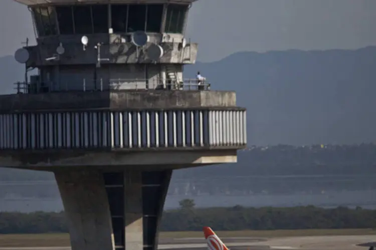 Avião da Gol Airlines manobra na pista do aeroporto internacional do Galeão, no Rio de Janeiro (Dado Galdieri/Bloomberg)