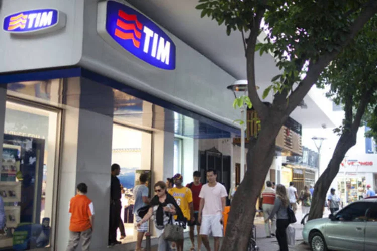 
	Pedestres passam em frente a uma loja da TIM em Ipanema: a sa&iacute;da de Patuano reacendeu as expectativas de movimento de venda da TIM no Brasil
 (Lianne Milton/Bloomberg)