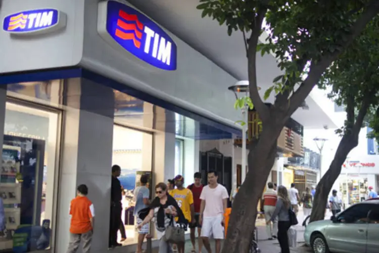 
	Pedestres passam em frente a uma loja da TIM: venda da subsidi&aacute;ria pode chegar &agrave; &nbsp;&euro; 20 bilh&otilde;es
 (Lianne Milton/Bloomberg)