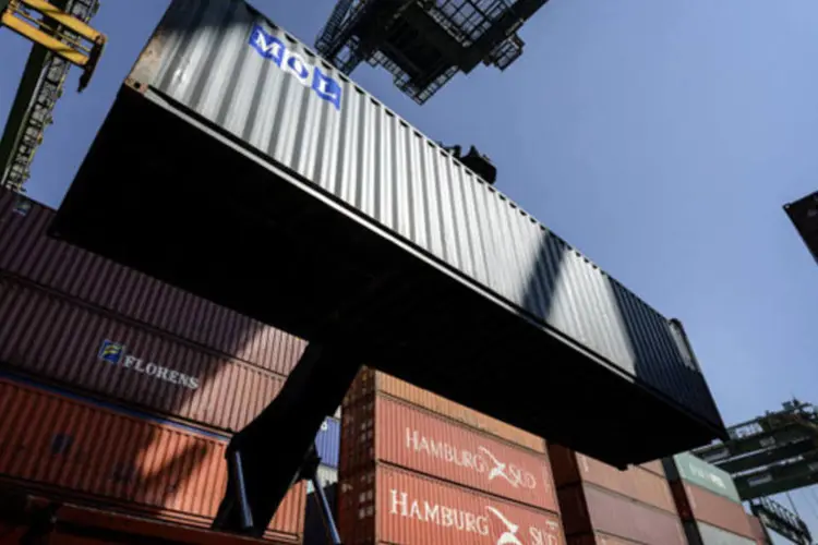 Contêiner para exportação sendo carregado em um navio no Terminal Libra do Porto de Santos, em Santos  (Paulo Fridman/Bloomberg)