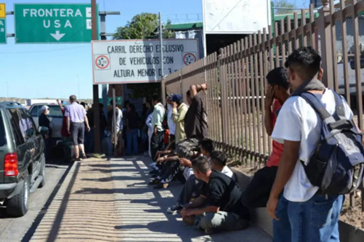 Migrantes fazem fila para tomar café-da-manhã em Nogales, no México: EUA considera a cidade a de mais alto risco para imigração ilegal (Eric Martin/Bloomberg)