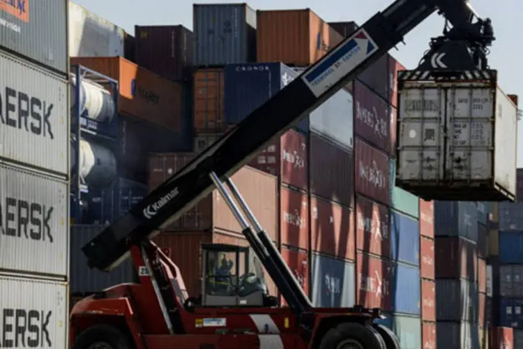 Contêiner sendo empilhados em um terminal de exportação no Porto de Santos: importações somaram 22,704 bilhões de dólares em julho, alta de 19,7% (Paulo Fridman/Bloomberg)