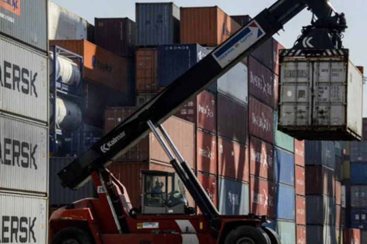 
	Cont&ecirc;iner sendo empilhados em um terminal de exporta&ccedil;&atilde;o no Porto de Santos
 (Paulo Fridman/Bloomberg)