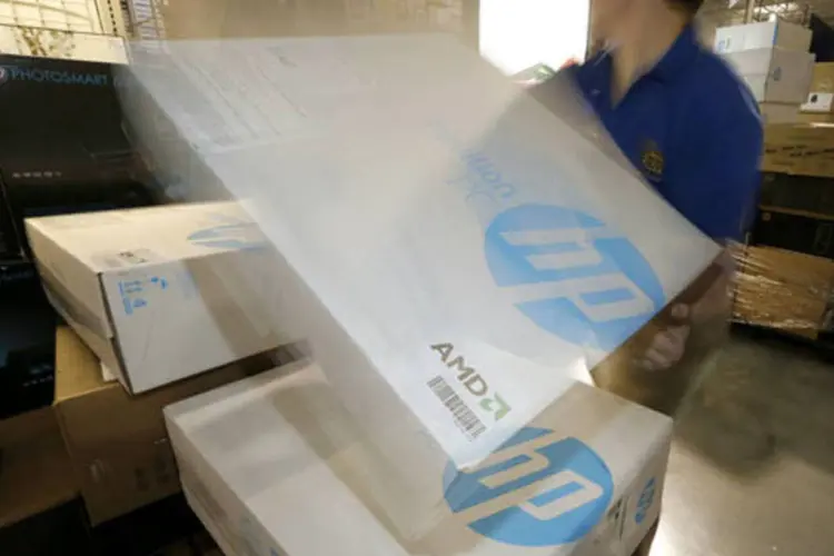 
	Trabalhador estoca computadores da Hewlett-Packard (HP) em uma loja da Best Buy
 (George Frey/Bloomberg)