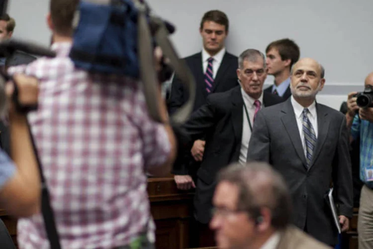 Ben Bernanke, presidente do Federal Reserve, é cercado por jornalistas após apresentação do relatório de política econômica para a Comitê de Serviços Financeiros da Câmara (Pete Marovich/Bloomberg)