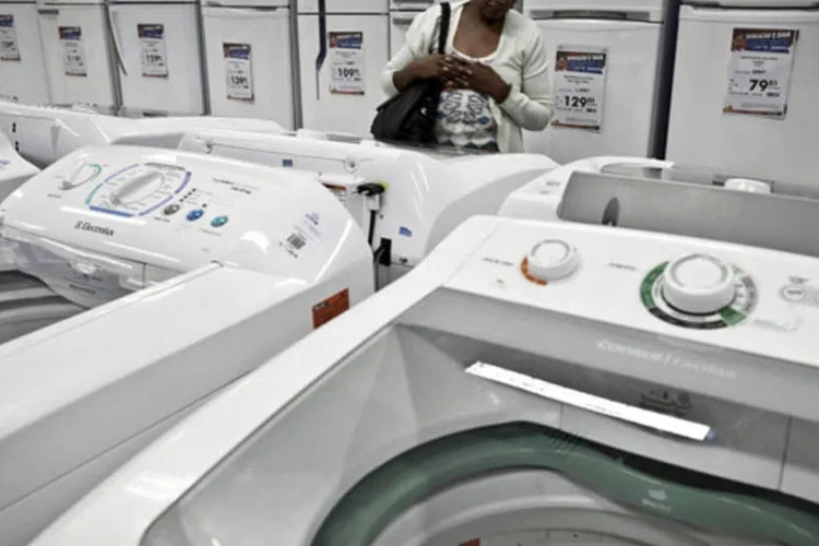 
	Consumidora olha m&aacute;quinas de lavar em uma loja das Casas Bahia na Favela da Rocinha
 (Dado Galdieri/Bloomberg)