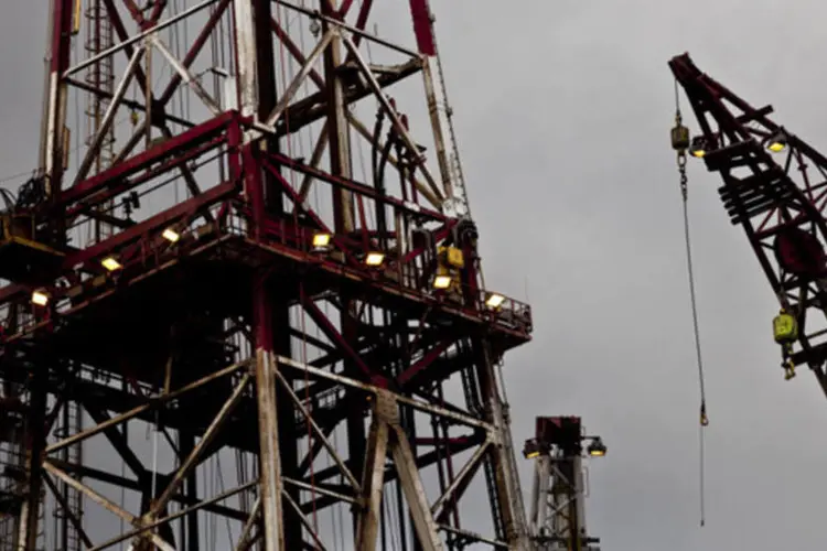 Tripulação trabalha em uma plataforma de petróleo da Petrobras na Baía da Guanabara, em Niterói  (Dado Galdieri/Bloomberg)