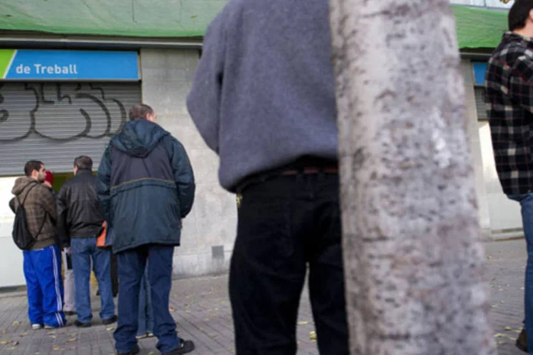Espanhóis aguardam a abertura de um escritório de empregos em Barcelona: taxa de desemprego chegou a 56% entre os jovens (David Ramos Vidal/Bloomberg)