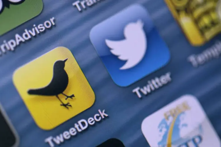 
	Aplicativos do Twitter na tela de um iPhone:&nbsp;an&uacute;ncios para dispositivos m&oacute;veis ajudou a companhia na concorr&ecirc;ncia com outras redes sociais
 (Simon Dawson/Bloomberg)