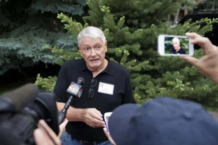 John Malone, chairman da Liberty Media Corporation, conversa com a imprensa durante encontro em Sun Valley, Idaho (Daniel Acker/Bloomberg)