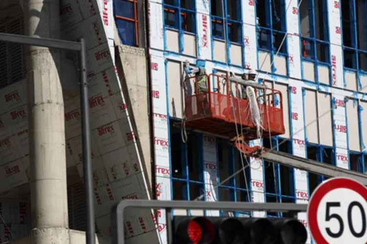 Homens trabalham na construção de um complexo do governo em Sejong: cerca de 14.000 funcionários do governo serão transferidos para a nova cidade (SeongJoon Cho/Bloomberg)
