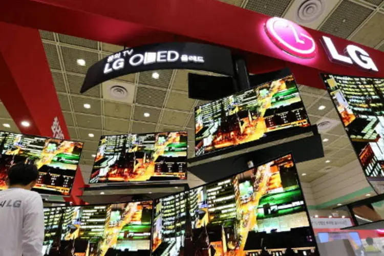 Estande da LG exibindo televisões OLED de tela curva no World IT Show, em Seul (SeongJoon Cho/Bloomberg)