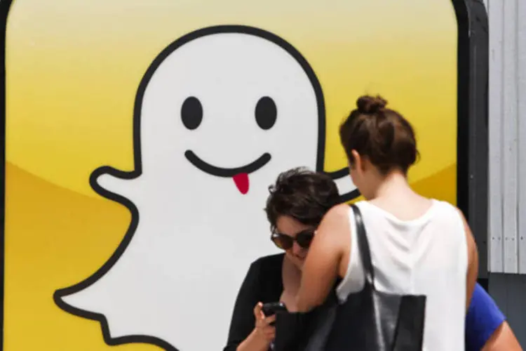 Pessoas tirando fotos em frente a sede do Snapchat na costa de Venice Beach, em Los Angeles, Califórnia (Patrick Fallon/Bloomberg)