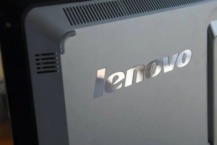 
	Lenovo: a maior fabricante de computadores pessoais e quinta maior vendedora de smartphones do mundo registrou queda de 8% na receita trimestral, a US$ 12,9 bilh&otilde;es
 (David Paul Morris/Bloomberg)