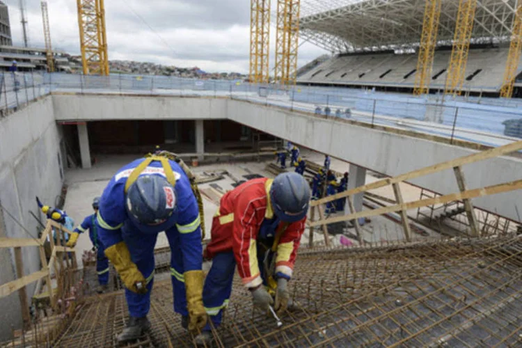 
	Trabalhadores da Oderbrecht no Itaquer&atilde;o: &uacute;ltimo grande avan&ccedil;o na obra foi a instala&ccedil;&atilde;o do quinto m&oacute;dulo met&aacute;lico da cobertura da arquibancada sul
 (Paulo Fridman/Bloomberg)