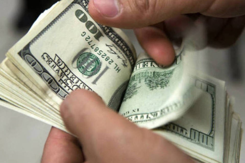 Dólar recua na abertura com cautela em relação à Síria