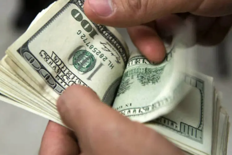 Notas de dólar: na mínima desta sessão, o dólar marcou 3,34 reais num movimento de correção (Susana Gonzalez)