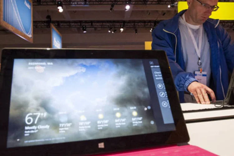 
	Tablet Surface da Microsoft: companhia&nbsp;afirmou que Motorola quebrou acordos para licenciar as patentes a uma taxa justa e razo&aacute;vel
 (David Paul Morris/Bloomberg)