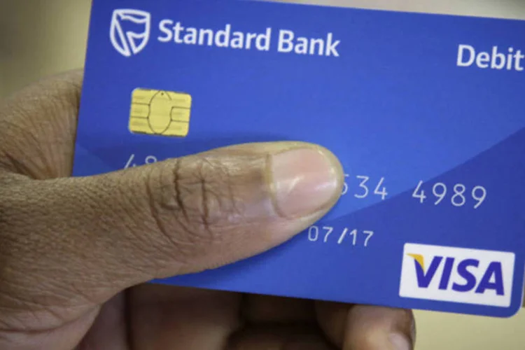 
	Cart&atilde;o de d&eacute;bito do Standard Bank: grupo fraudador infectava computadores em redes de restaurantes com um v&iacute;rus que enviava informa&ccedil;&otilde;es de cart&otilde;es de clientes de volta
 (Nadine Hutton/Bloomberg)