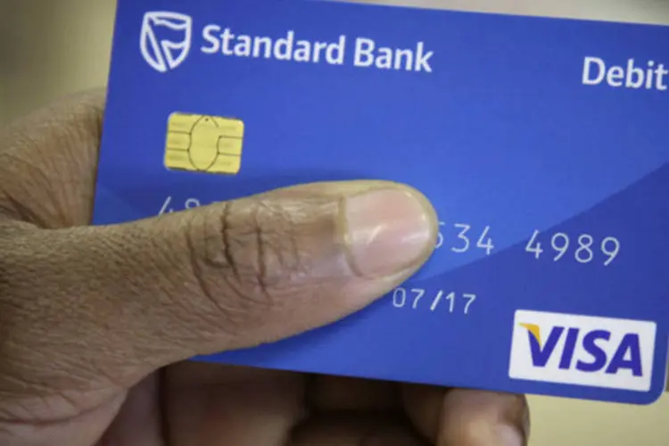 
	Cart&atilde;o de d&eacute;bito do Standard Bank: maior banco da &Aacute;frica do Sul&nbsp;vem concedendo empr&eacute;stimos de maior risco, mas de margens maiore
 (Nadine Hutton/Bloomberg)