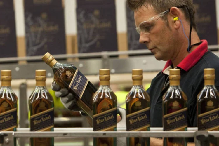 
	F&aacute;brica da Johnnie Walker:&nbsp;dona da marca, a&nbsp;Diageo&nbsp;est&aacute; trabalhando para reduzir voluntariamente suas emiss&otilde;es
 (Mike Wilkinson/Bloomberg)