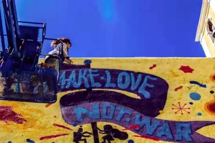 Comercial da Axe: duas tropas rivais em um cenário de guerra acabam se rendendo ao poder do amor (Reprodução/YouTube)