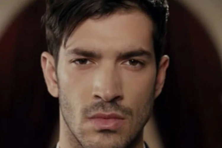Novo comercial do Axe: destaque dos tutoriais é a narrativa, que descreve a personalidade de cada homem que usaria aquele estilo de penteado (Reprodução)